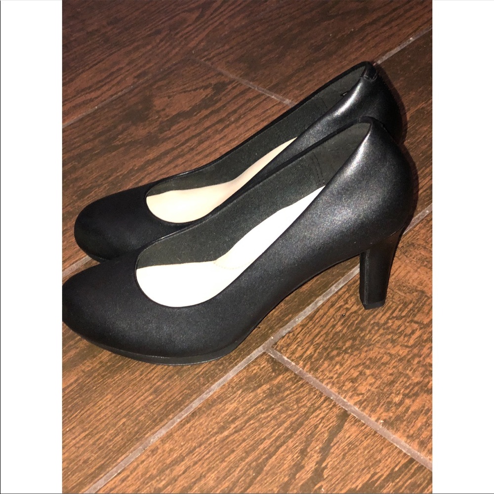 ⚠️NWOT⚠️ Clarks Adriel Viola Platform Pumps